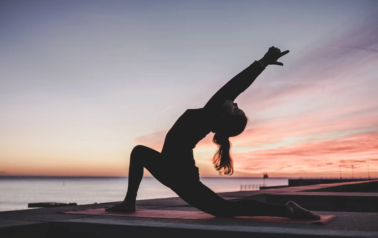 Una mujer meditando en una pose de loto.